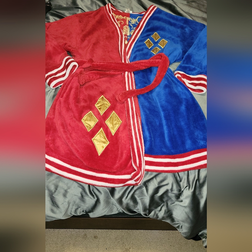 Harley Quinn Robe - Picture 2 of 6